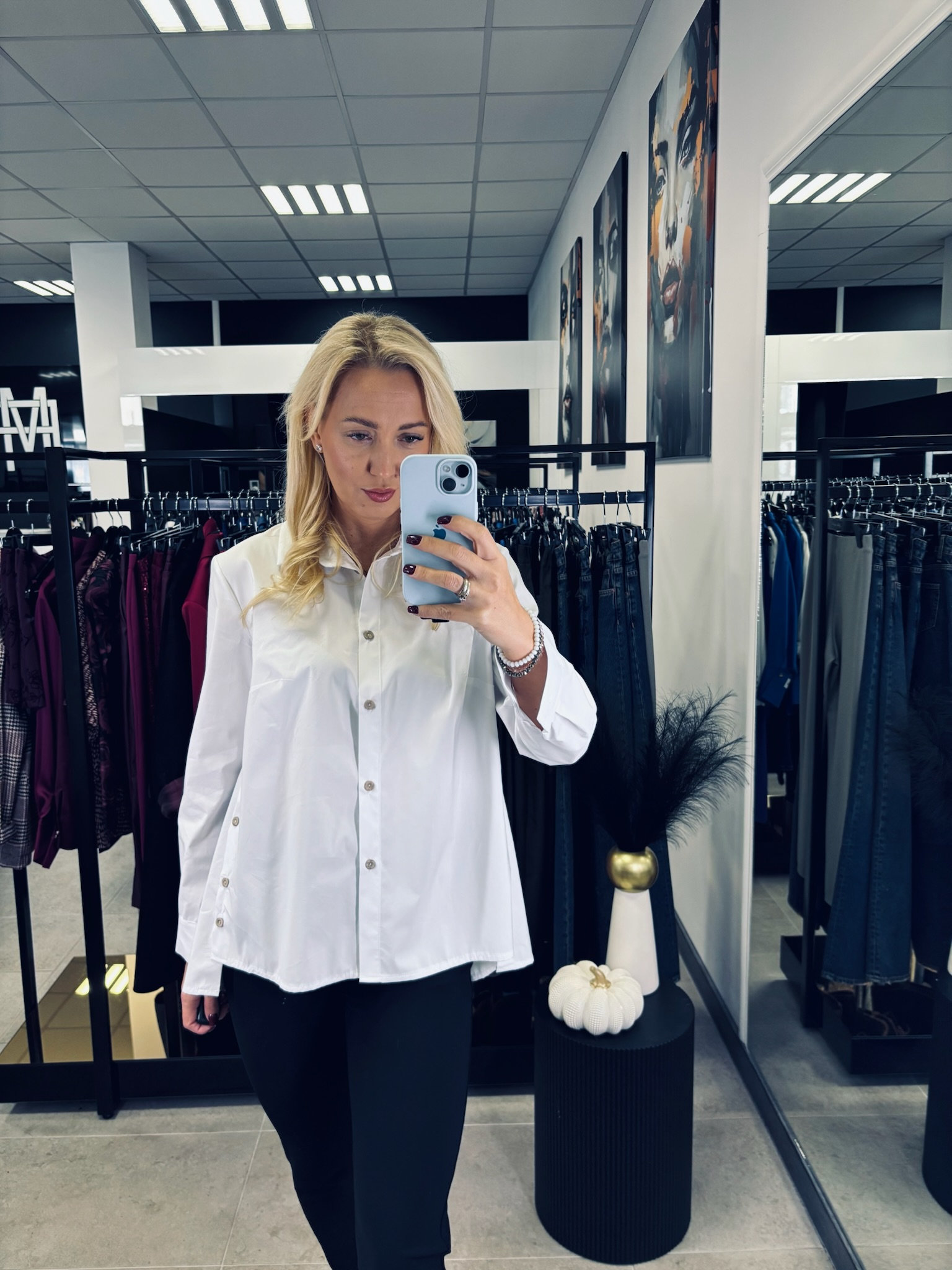 BIAŁA KOSZULA Z PLISOWANYMI PLECAMI