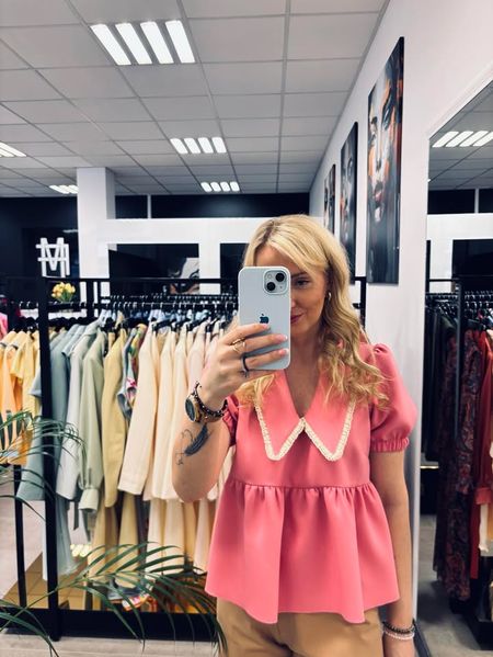 BLUZKA Z BASKINKĄ NA KRÓTKI RĘKAW