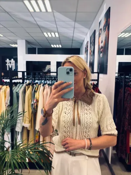 SWETER AŻUROWY Z KOŁNIERZYKIEM