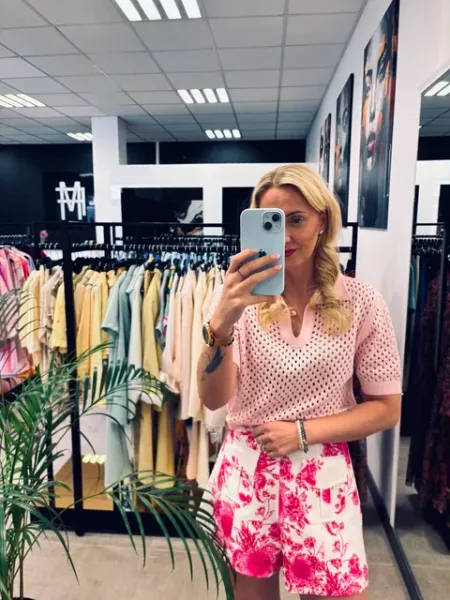 AŻUROWY SWETEREK Z KOŁNIERZYKIEM RÓŻ