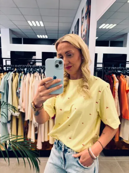 Bawełniany żółty T-shirt z nadrukiem wisienki
