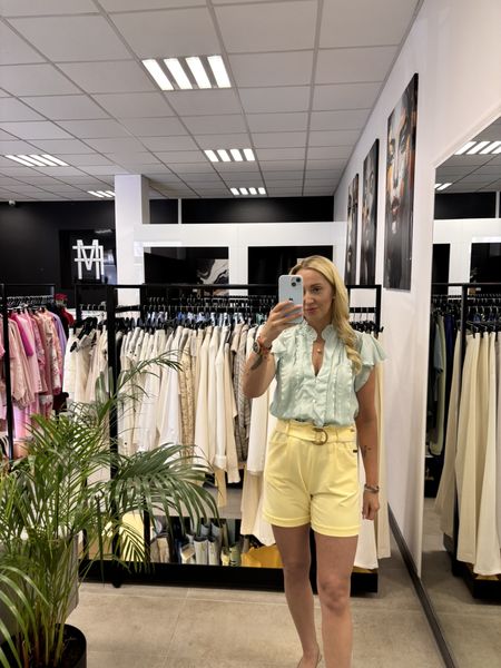 KRÓTKIE SZORTY Z FALBANKĄ I PASKIEM ŻÓŁTY