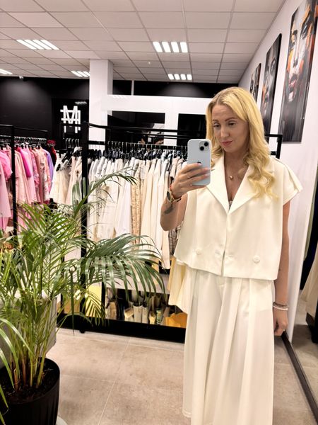 LUŹNA KAMIZELKA Z PAGONAMI BIAŁA