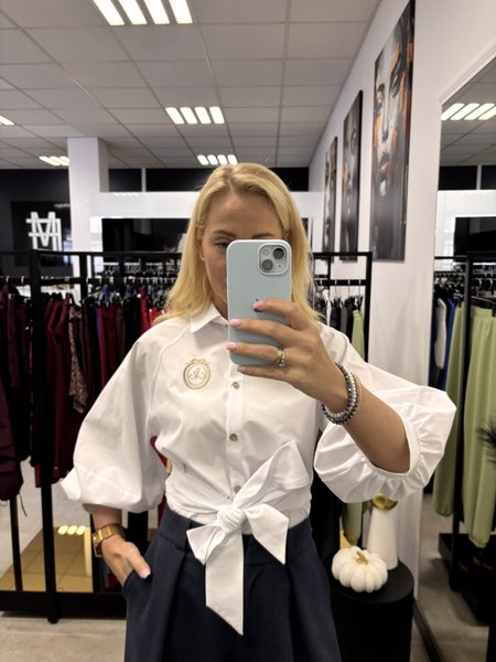 BAWEŁNIANA KOSZULA Z HAFTOWANYM LOGO I WIĄZANIEM W TALII BIAŁA