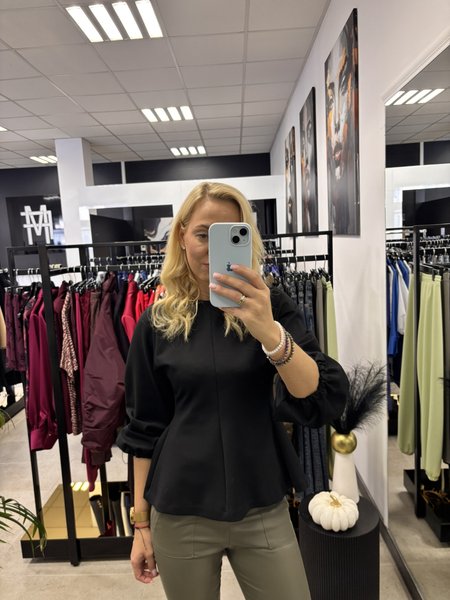 BLUZKA Z BASKINKĄ I BUFIASTYM RĘKAWEM CZARNA