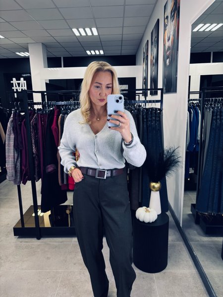 SWETER W SEREK ZAPINANY NA GUZIKI-JASNY SZARY