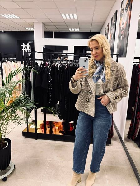 Krótki wiosenny płaszcz w jodełkę