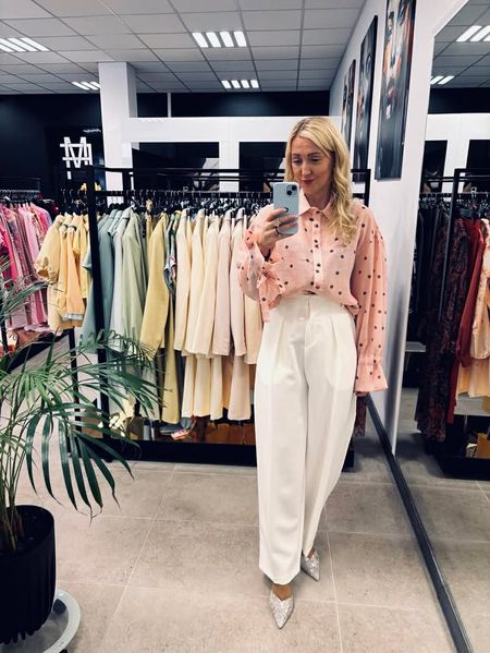 Koszula w groszki z falbanką przy rękawie.